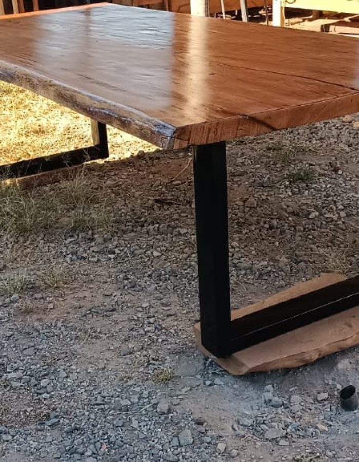 Mesa Madeira com base em Metalon