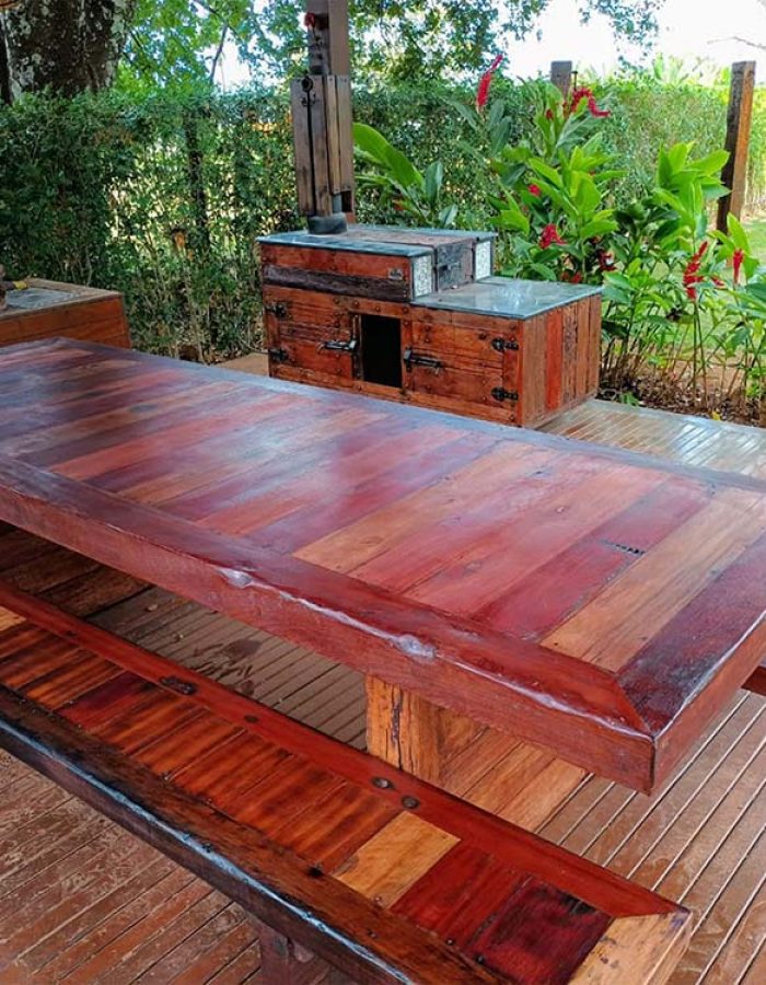 mesa e banco de madeira de demolição
